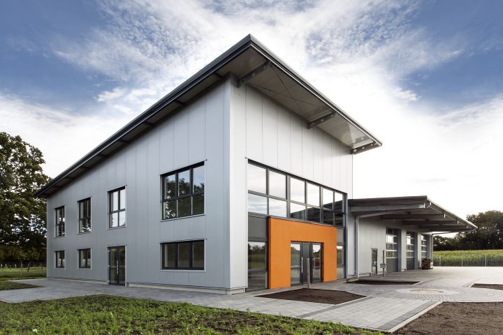Ohne Sorge  - Pultdach Halle in perfektem Design mit großem Vordach 